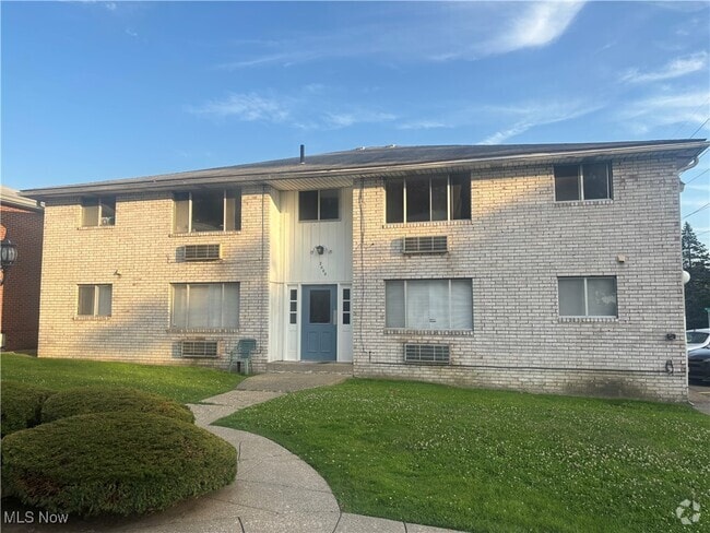 Building Photo - 2000 Woodlawn Ave NW Unit 1 Rental