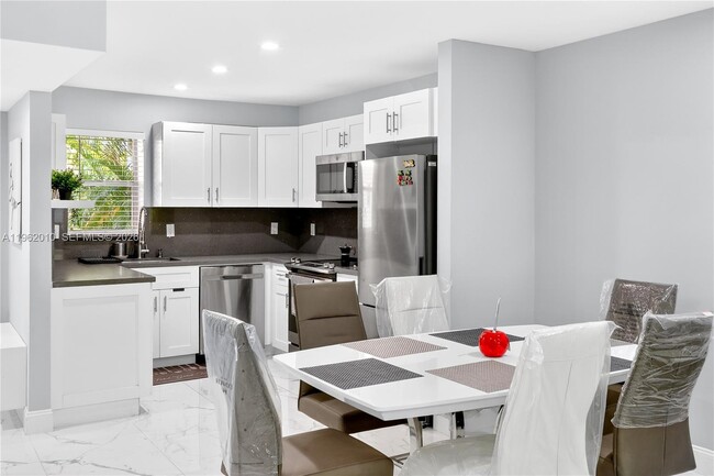 Photo - 410 SE 2nd St Unidad 111