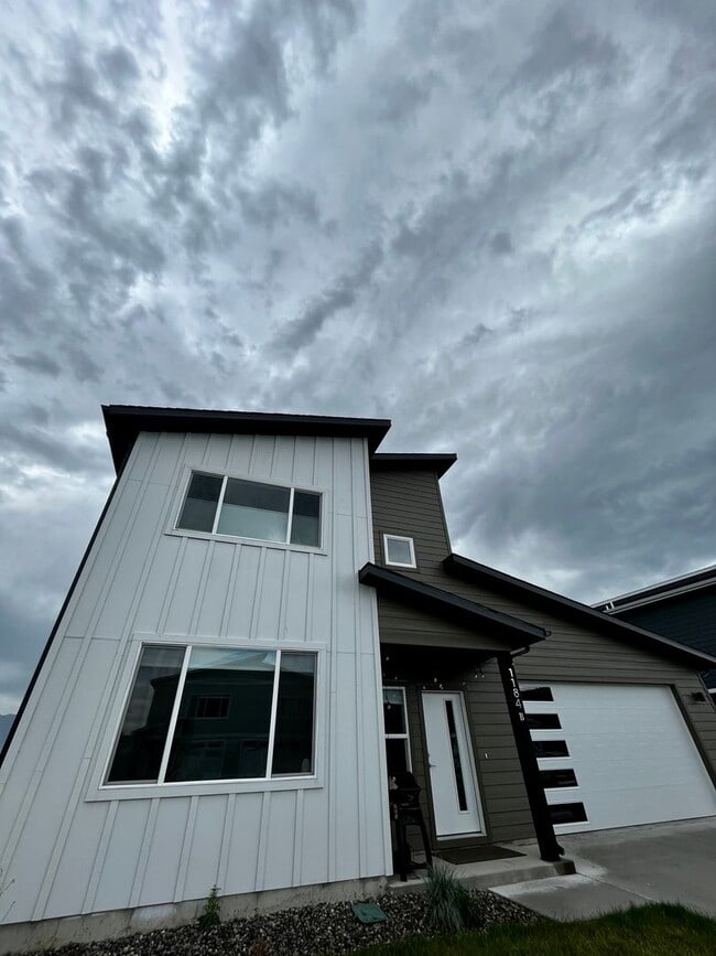 Photo - Samantha Lane Unit B