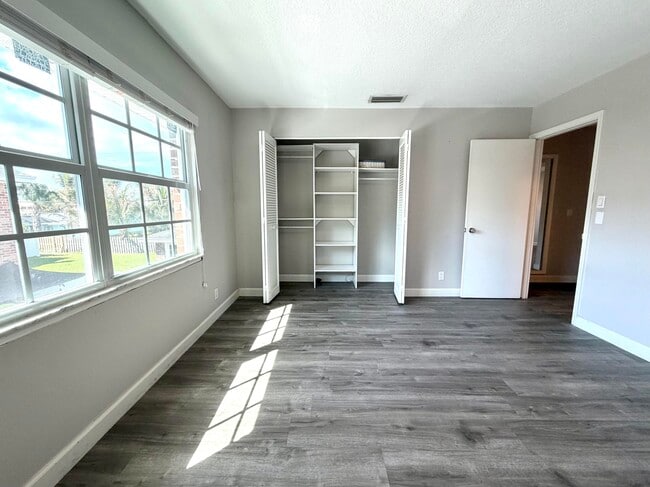 Building Photo - 413 N Cypress Dr