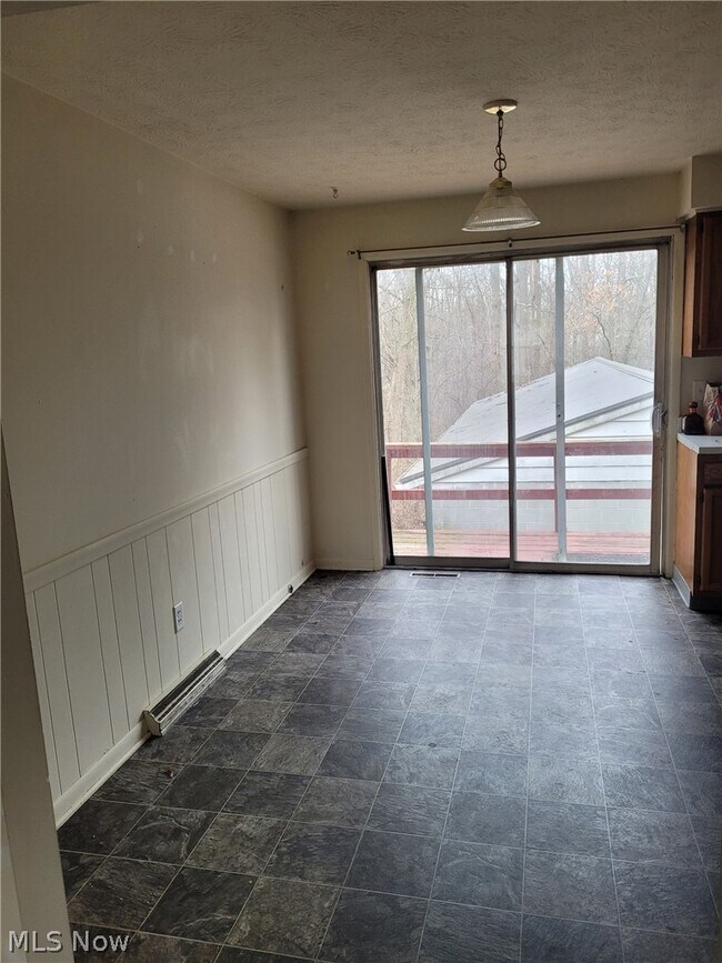 Photo - 2781 Thackeray Ave NW