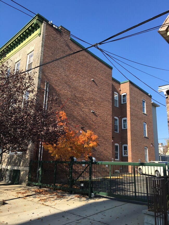 Building Photo - 358 Summer Ave Unit 1