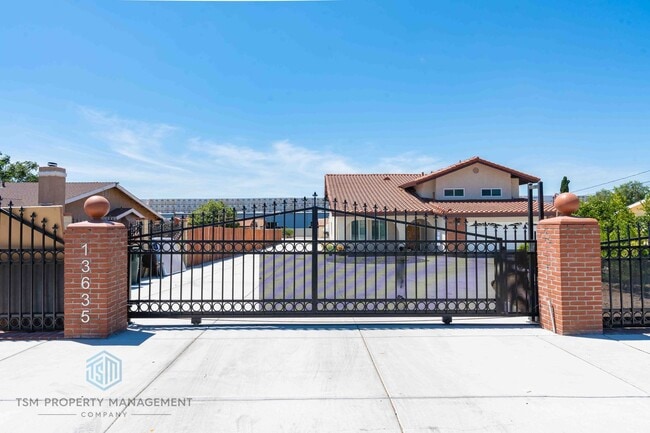 Photo - 13635 Arrow Route Unidad 1. Front 3 Bed 2 Bath