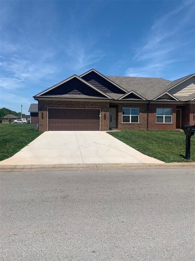 1132 Springfield Blvd Townhome Townhome Rental in Bowling Green KY