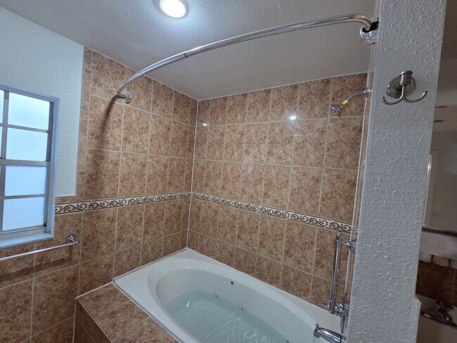 Photo - 606 Lakespur Ln