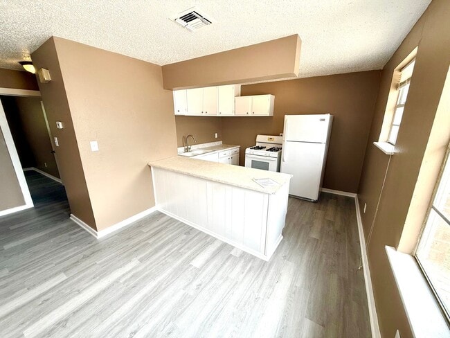 Photo - AVAILABLE NOW! 2 Bedroom / 1 Bath Duplex Near Brooks City Base!