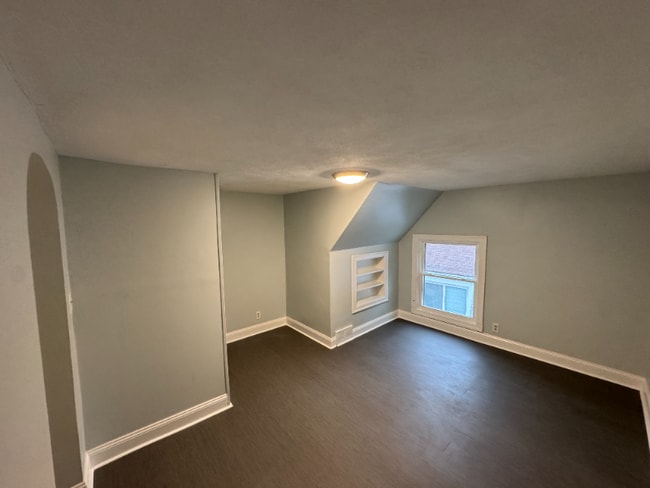 Building Photo - 210 S Walnut St Unit APT C