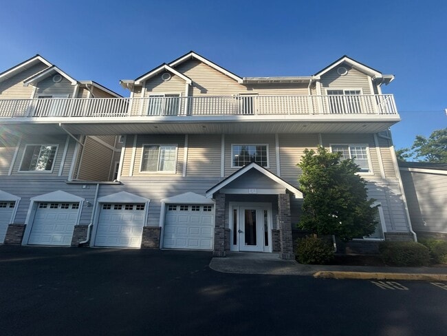 3 Bed, 2 bath 3rd floor Condo w/garage in ... - 3 Bed, 2 bath 3rd floor Condo w/garage in ...