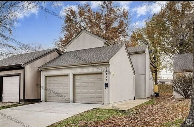 Building Photo - Gorgeous Modern Shawnee Townhome-Available...