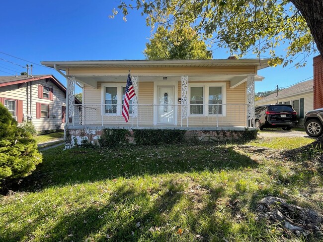 2 Bedroom / 1 Bath Cottage Bristol, TN - 2 Bedroom / 1 Bath Cottage Bristol, TN Casa