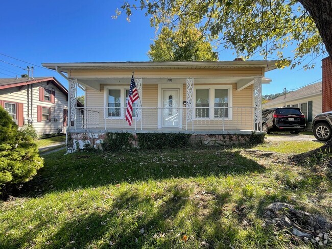 Building Photo - 2 Bedroom / 1 Bath Cottage Bristol, TN Rental