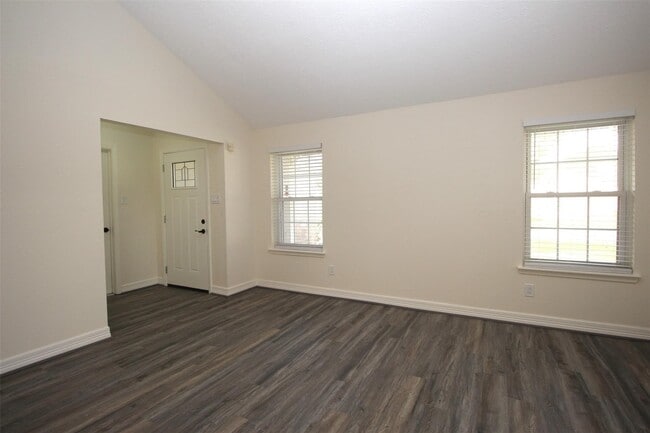 Photo - 805 Willow Creek Dr