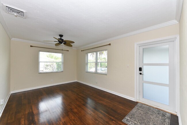 Photo - 340 Russlyn Dr