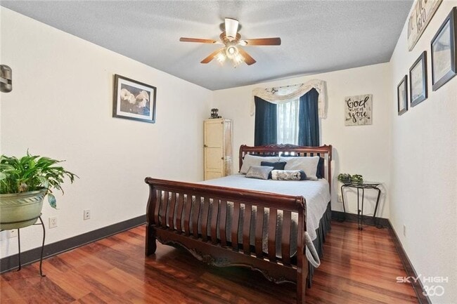 Photo - 405 SW 10th St