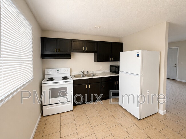 Building Photo - 705 W 18th St Unit 1