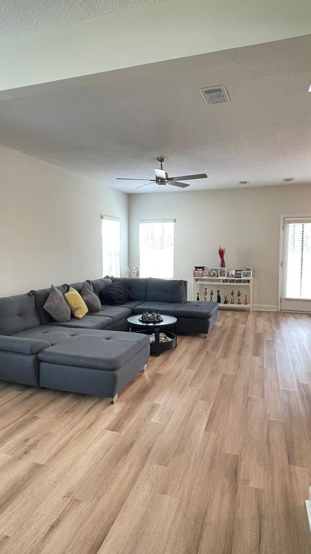 Photo - ? CATCH OUR FALL MOVE IN SPECIAL BEFORE IT...