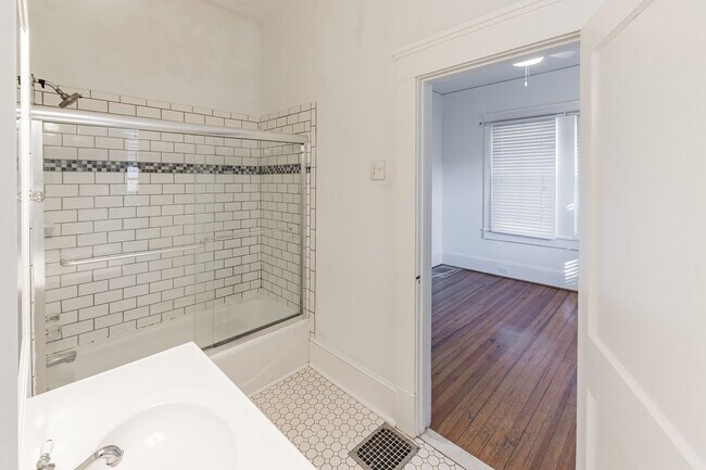 Photo - Beautiful 2 bedroom 1 bathroom for rent!