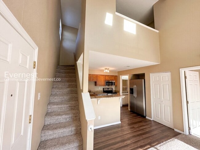 Building Photo - 12043 W Cross Dr