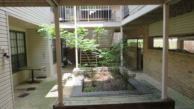 Photo - 2300 Leon St