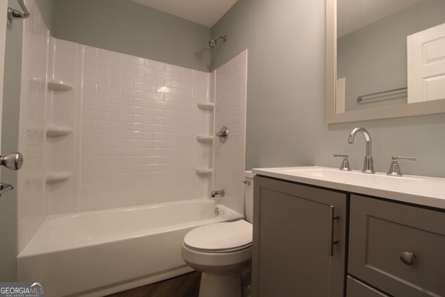 Photo - 28 Lombardy Way SE
