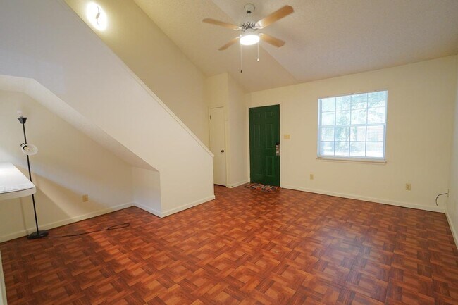 2335 Parrot Ln