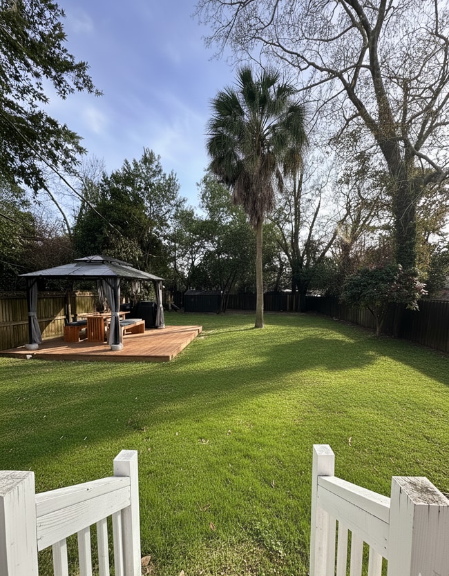 Patio trasero privado con una nueva terraza y espacio de almacenamiento. - 3704 Riviera Rd