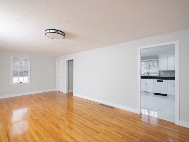 Building Photo - 8 Eugene Way Rental