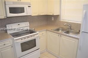 Building Photo - 1370 NE 119th St Unit 137004