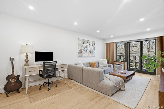 Photo - 560 Halstead Ave Unidad 3L