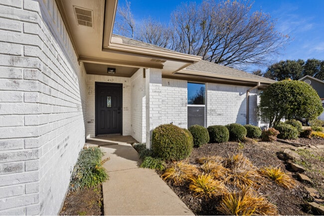 Building Photo - 170 N Meadowbrook Dr