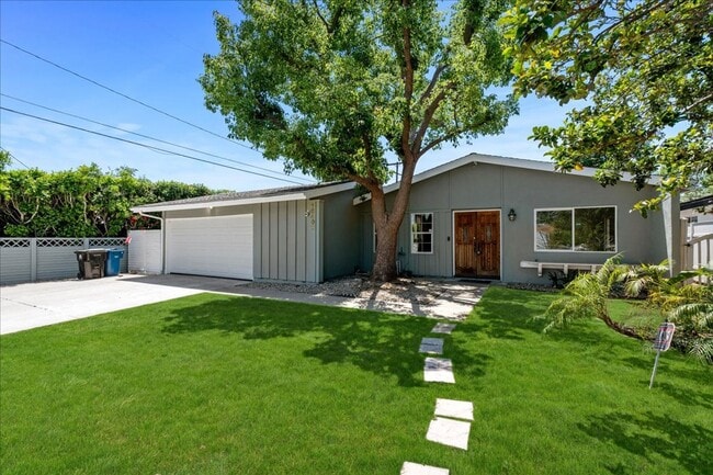 Updated 3-Bedroom Pool Home with Open Layo... - Updated 3-Bedroom Pool Home with Open Layo...