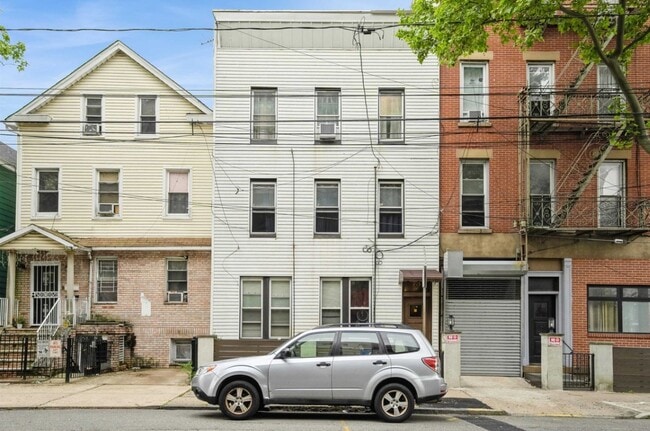 Building Photo - 73 Laidlaw Ave Unit 2