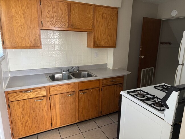 4052-4054-4054 Halsey Pl