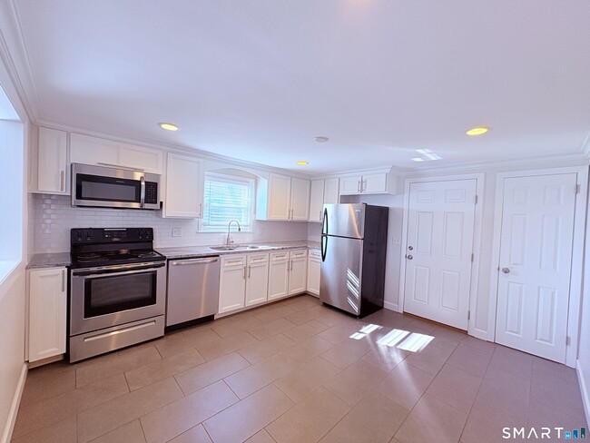 Photo - 387 Quaker Ln S