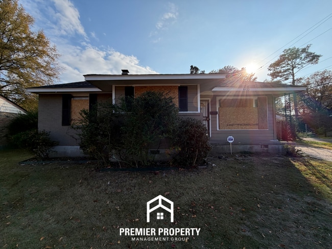 Building Photo - Spacious 3BR Memphis Home w/ Hardwood Floors, Detached Garage & Fenced Yard