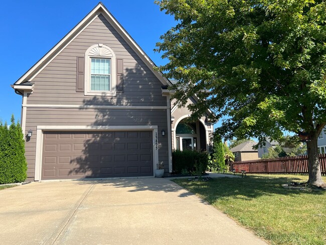 Building Photo - 3 BR/2.5BA | Newly Renovated Two-Story Single-Family Home on a Cul-de-Sac | Fenced backyard !