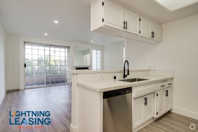 Building Photo - 15132 Magnolia Blvd Unit 103D Rental