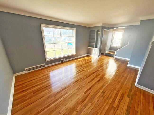 Building Photo - 4 BED 2 BATH SINGLE FAMILY HOME!