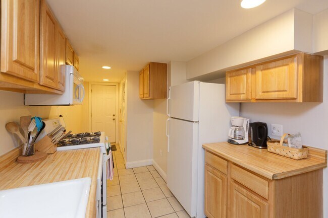 Building Photo - Manor Place Unit Garden Level