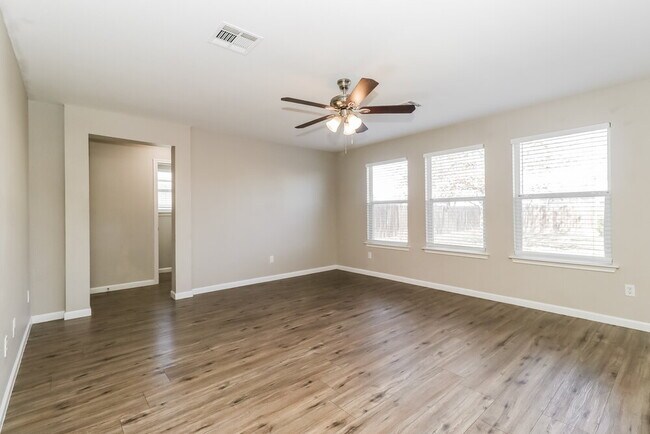 Photo - 208 Rinehardt St