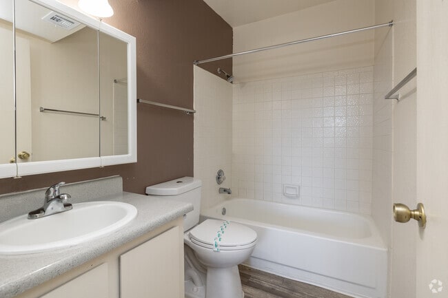 1BR, 1BA - 476SF - Bathroom - Garden Plaza Apartments