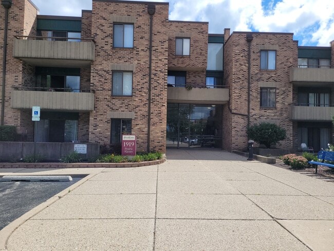 Building Photo - 1919 Prairie Square Unit 130 Rental