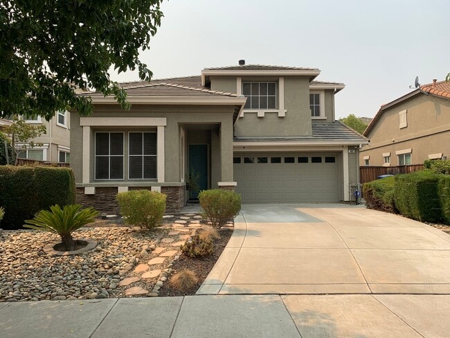 Building Photo - Beautiful 4 Bedroom 3 Bath Brentwood Home