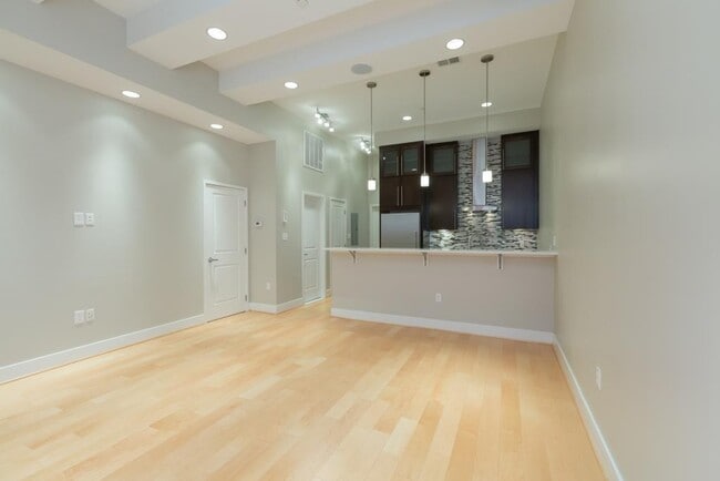 Building Photo - Modern 1 bed + Den in Logan Circle