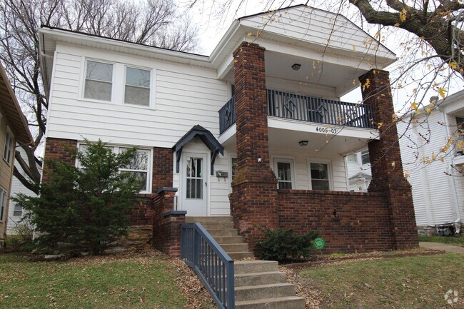 Building Photo - Updated 2 Bedroom 1 Bath Duplex Within Wal... Rental