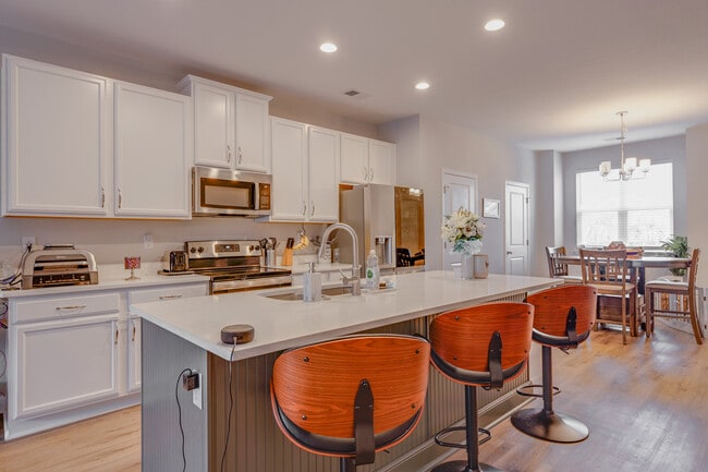 Photo - 2001 Laycock Ln