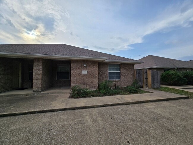 Photo - College Station - 3 Bedrooms / 3 bath Duplex on Oldenburg