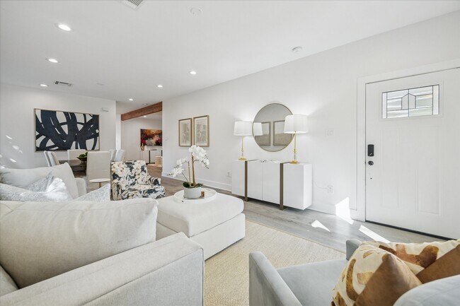 Photo - 515 E 9th St