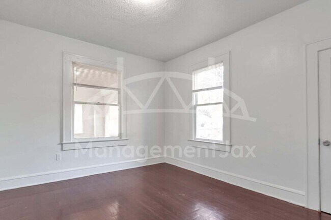 Photo - 961 Ardmore St