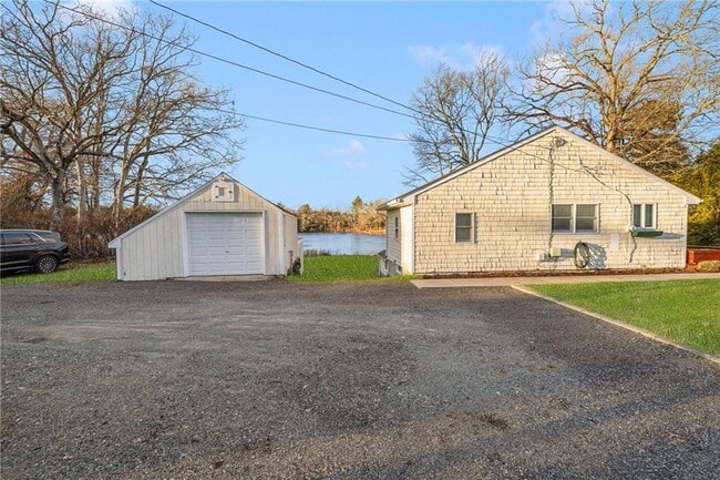 Building Photo - 8 Pine Ln